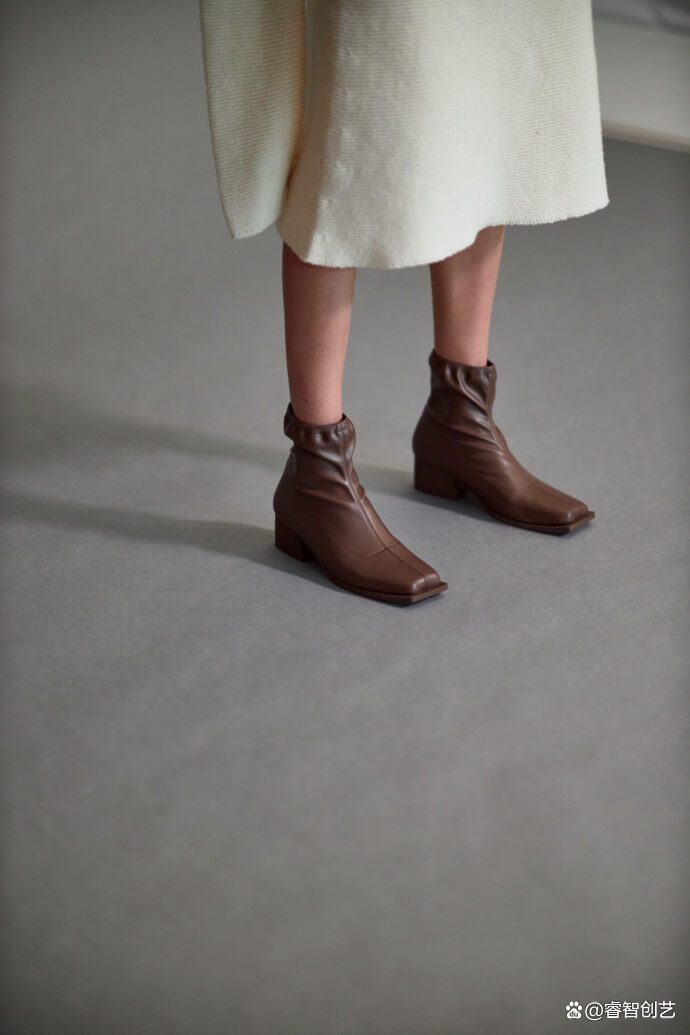 时装品牌三宅一生线上发布2022/23秋冬时装秀，展现万物灵动之姿