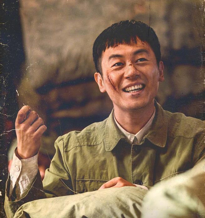 《电影长津湖之水门桥》朱亚文光头引热议，帅哥敢于尝试各种风格