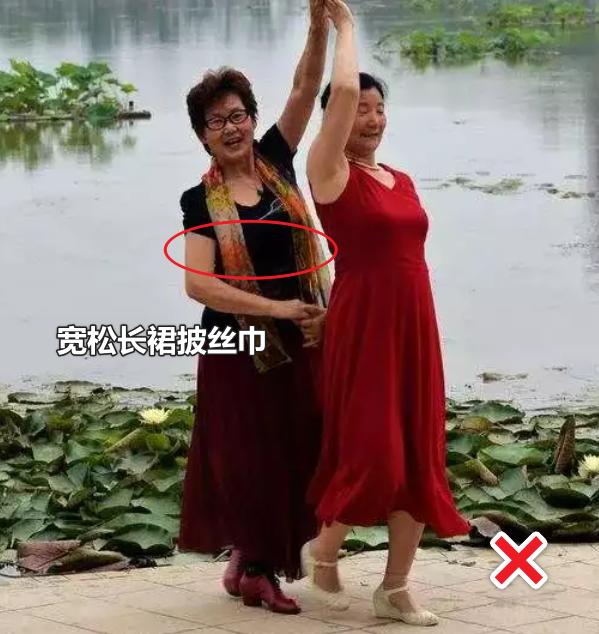 长窄丝巾和裙子的各种搭配,丝巾系法50岁减龄穿搭