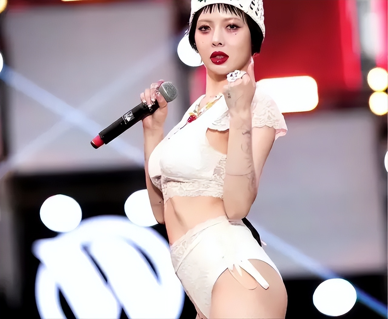 泫雅演唱会吊带带子,泫雅在舞台上跳舞意外曝光