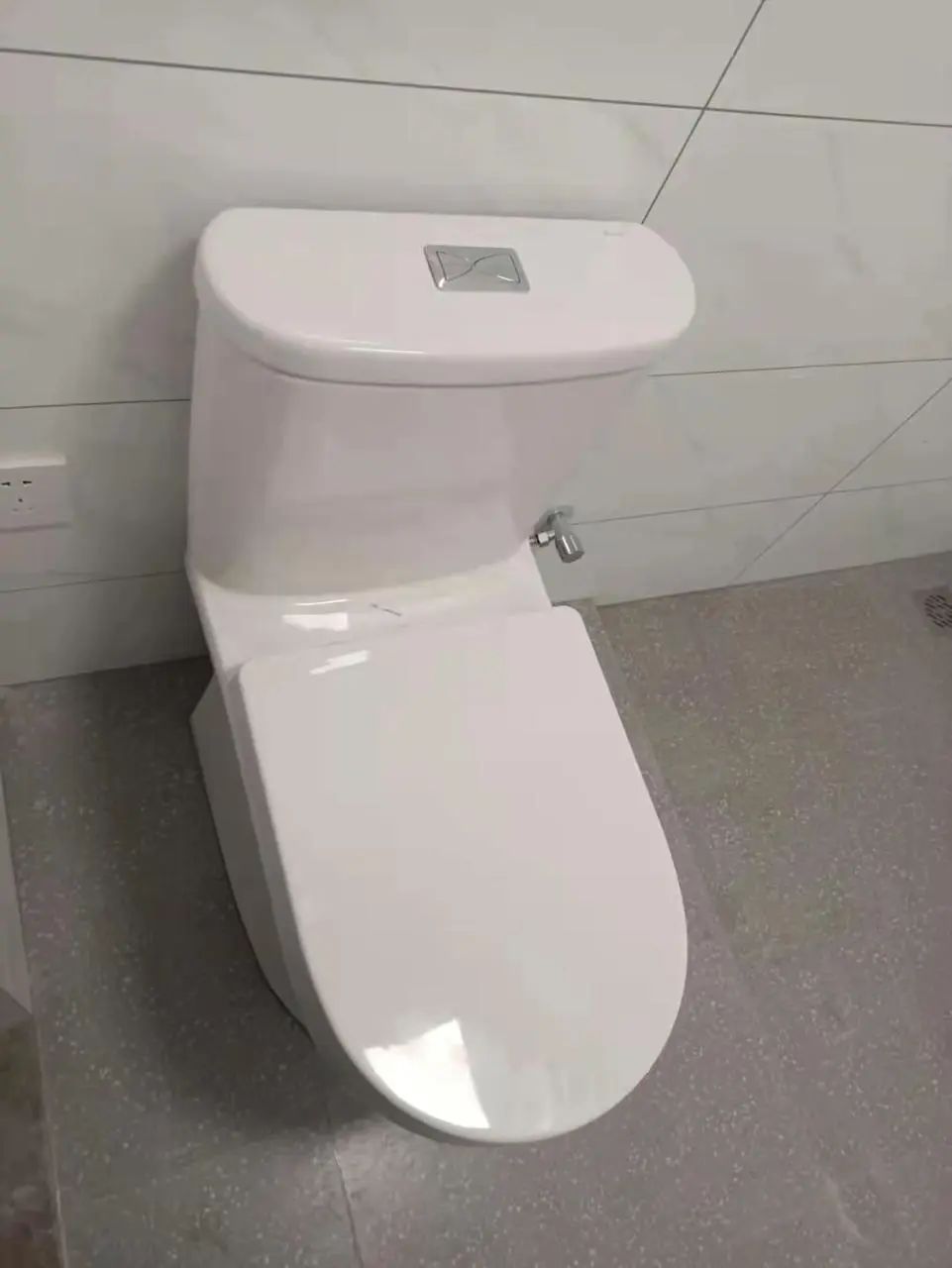 壁挂马桶可以装在空心砖上么,要多厚的墙才可以装壁挂马桶