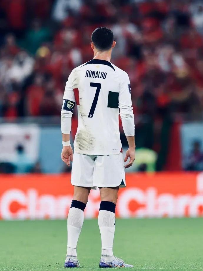 葡萄牙队爆冷出局，C罗痛别世界杯，裁判有问题吗