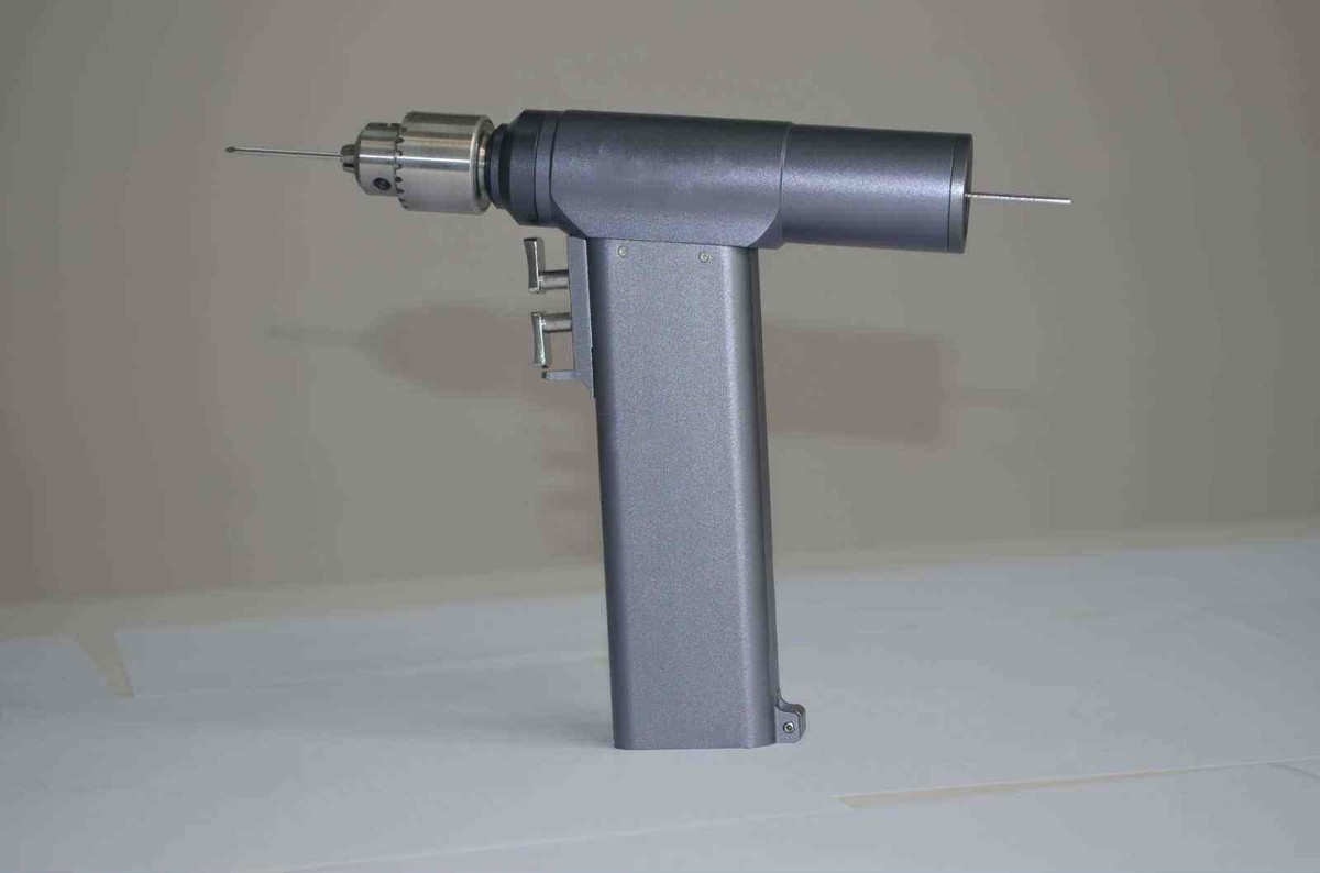 男子身患巨人症身高竟有两米四二,外国夫妇生了巨人症的孩子