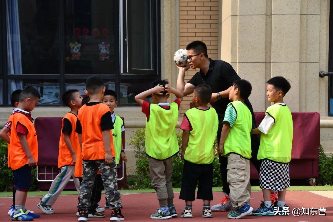 最美幼师和可爱的小朋友们,最美幼教男老师台下领舞