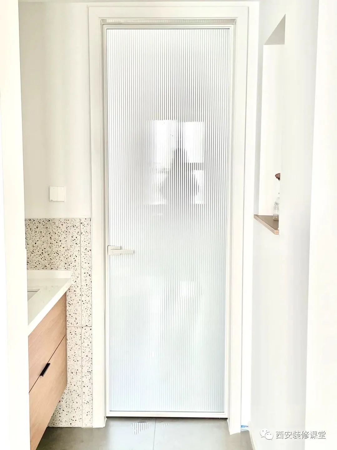 玻璃门下坠蹭地怎么处理,家里玻璃门关不上了怎么修