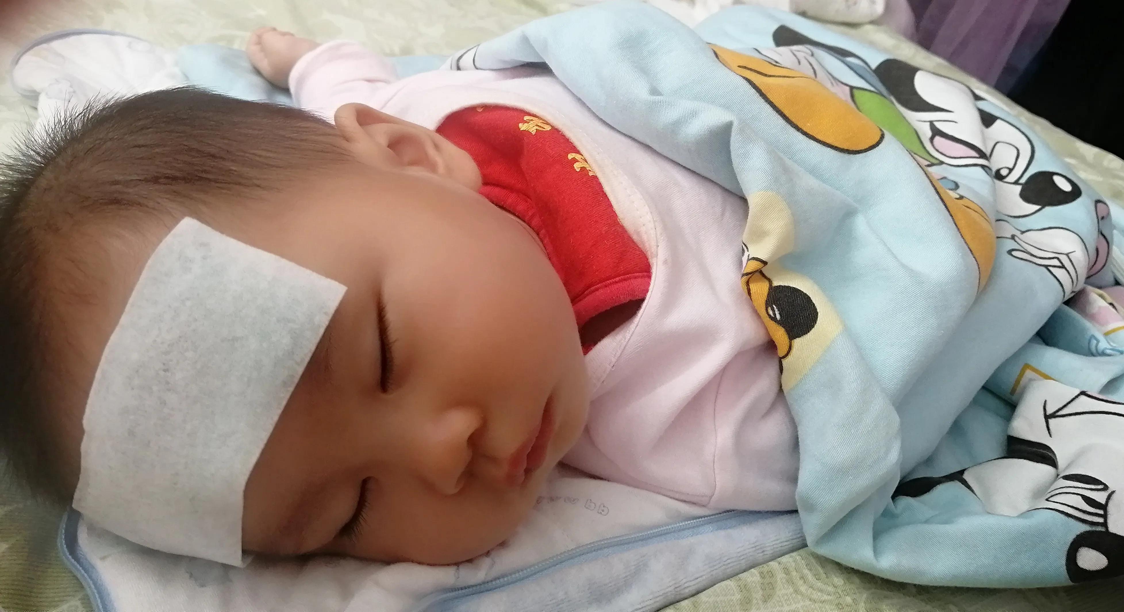 孩子晚上发烧39.2度要不要去医院,一岁半宝宝发烧39.2度降温小妙招