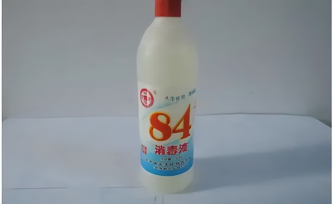 白衣服发黄洗白小窍门小苏打白醋,白色衣服放时间长了发黄怎样去除