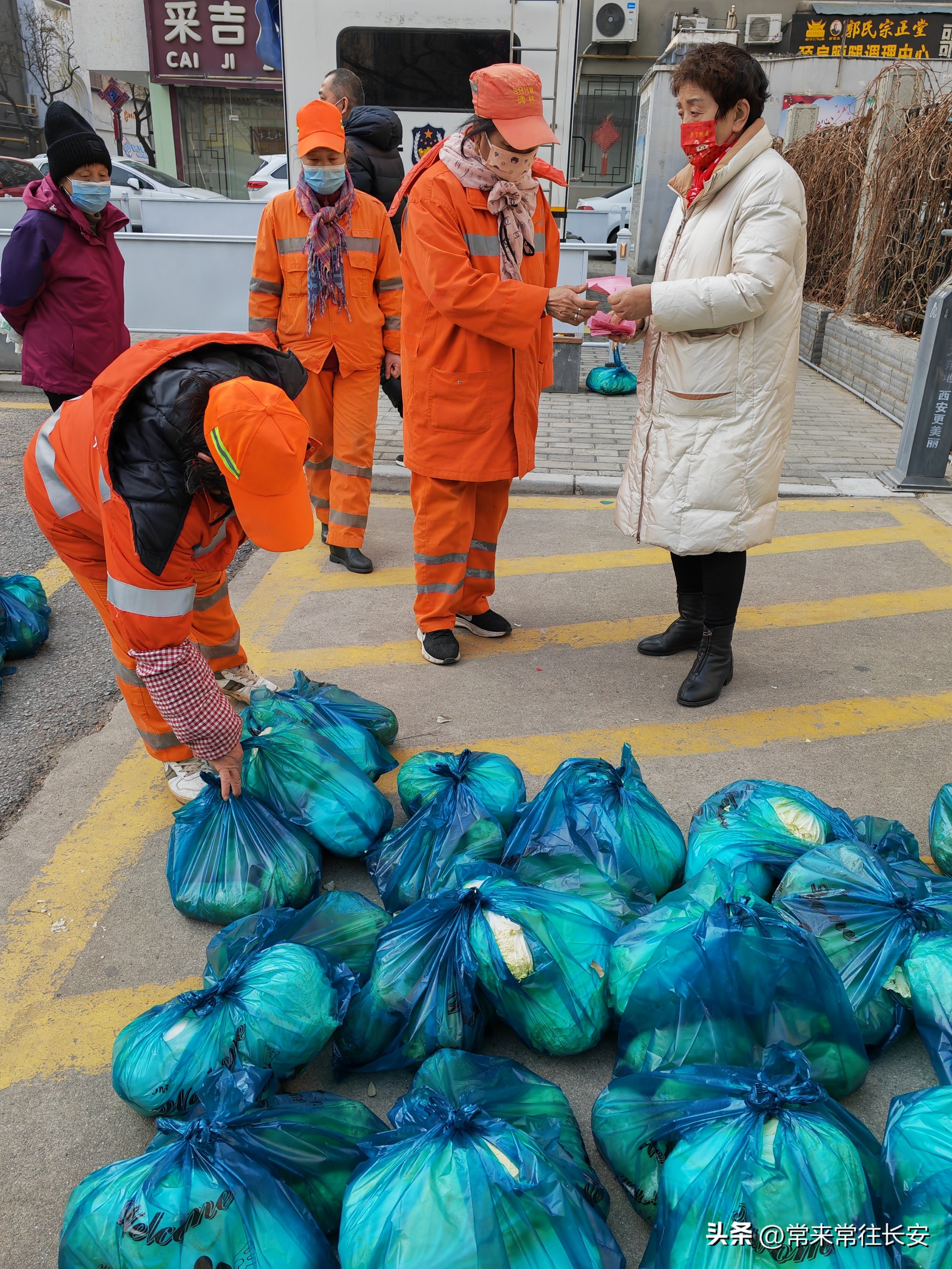 南院门蒲公英志愿者相互关守“白菜萝卜表示我一点心意”西安之声