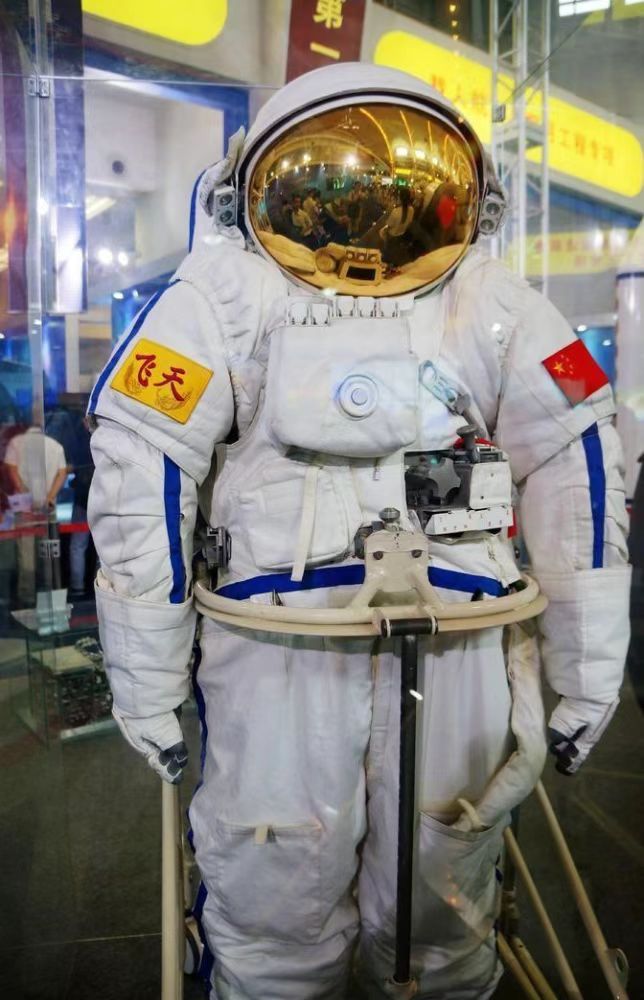 舱内航天服是怎么穿上和脱掉的,舱外航天服具备哪些功能