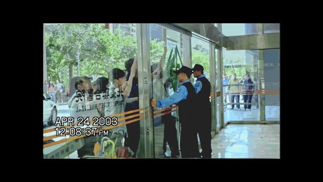 白衣天使无所畏惧负重前行,白衣天使不顾自己的安危