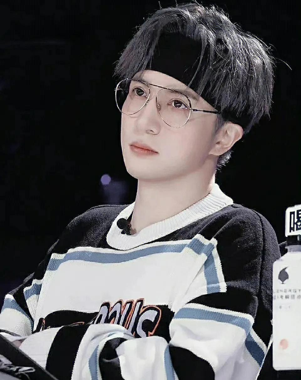 薛之谦巡演唱到一半被伴舞撞,薛之谦唱到一半被伴舞撞飞了观众