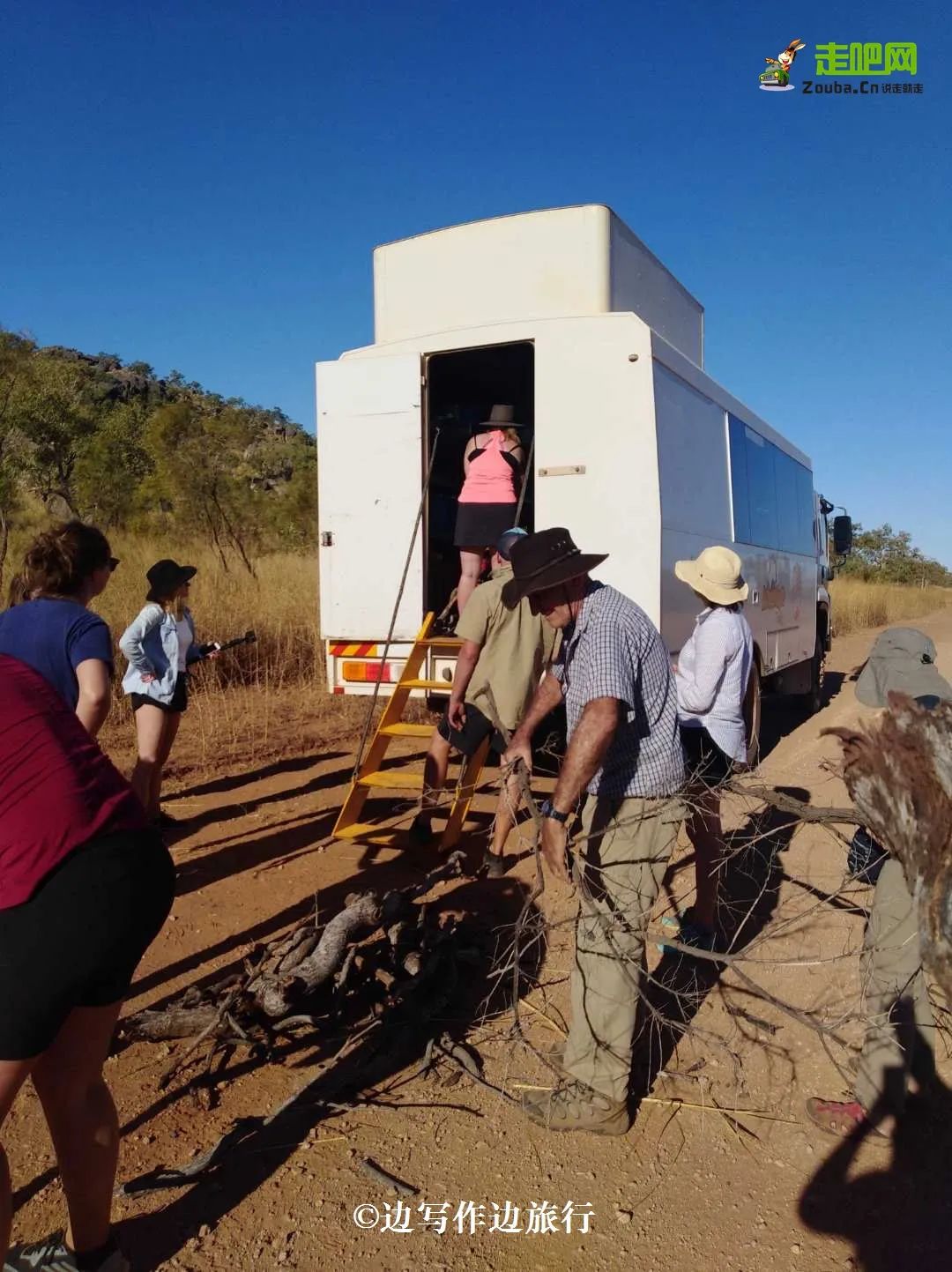 贫穷女大学生第一次出国旅行去哪,女生穷游4年游了24个国家