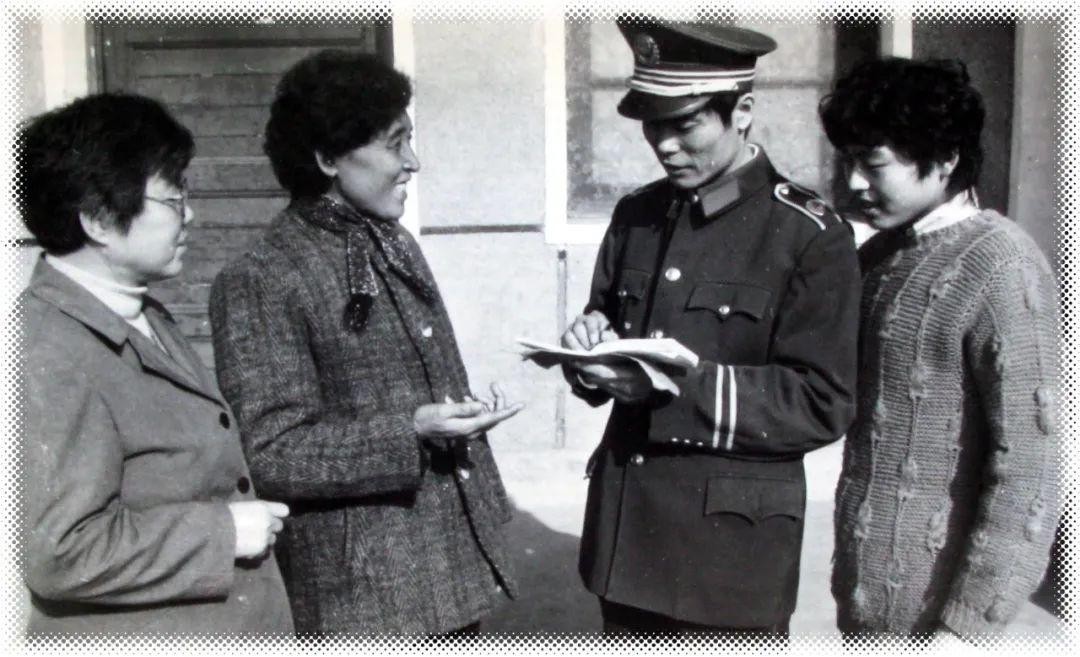 诈骗犯伪造周恩来签名，诈骗银行20万，分析物证发现：是内部人员