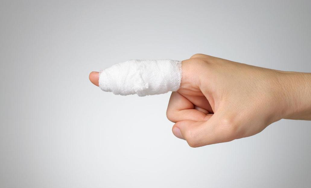 新娘新婚被夹断手指,新娘出嫁被车撞截肢