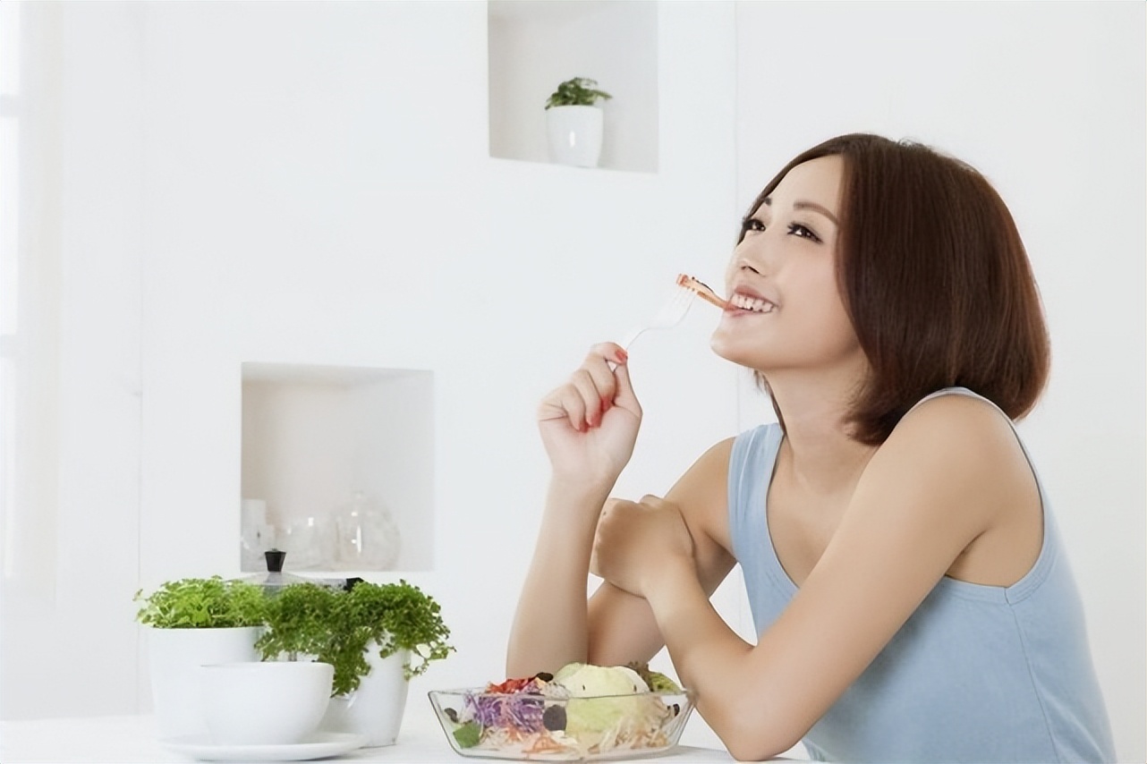 尿液颜色特别黄请问是怎么了,尿液发黄有恶臭是怎么回事