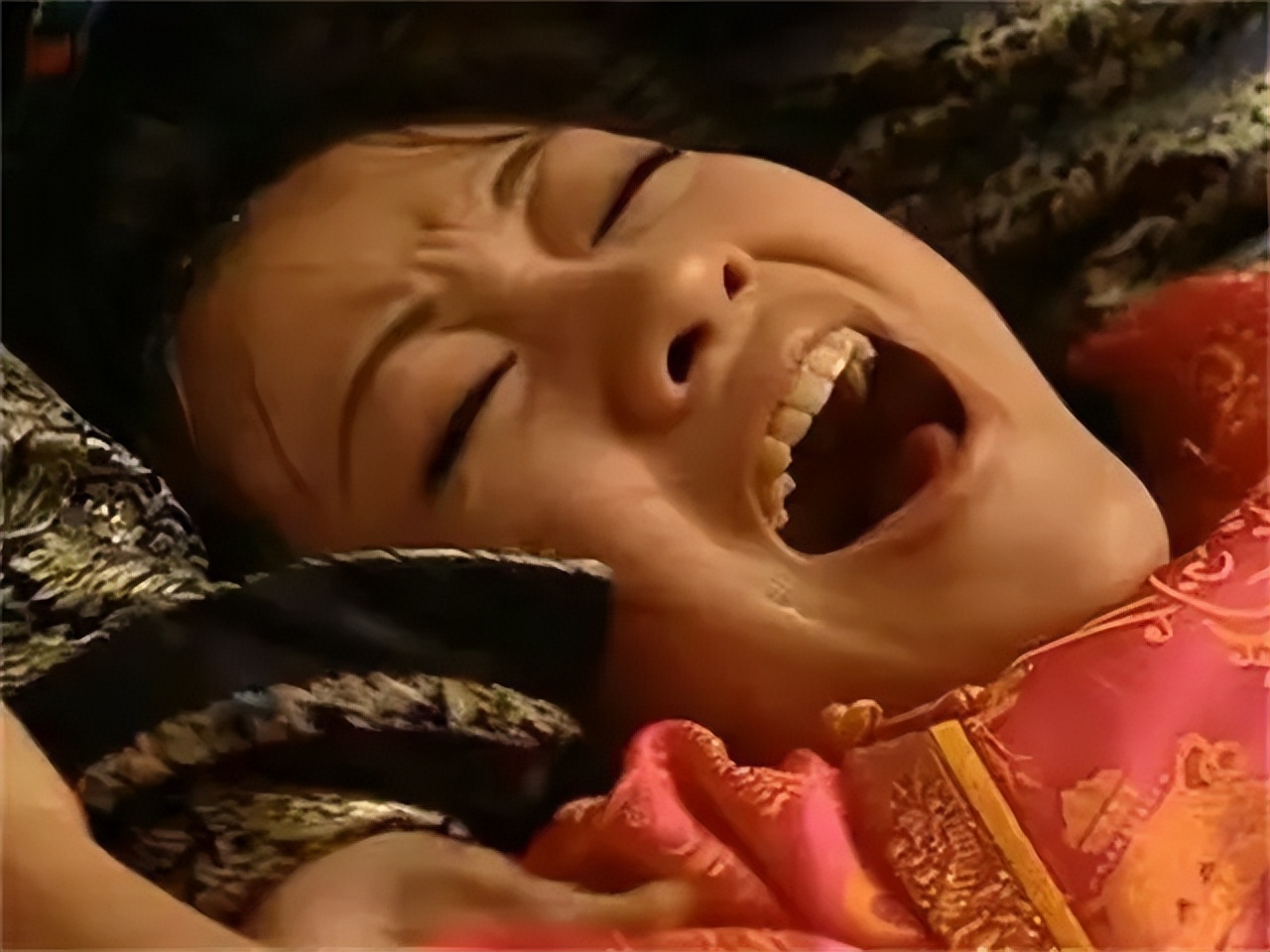 女子百年前被活埋,女子被活埋死后生男婴