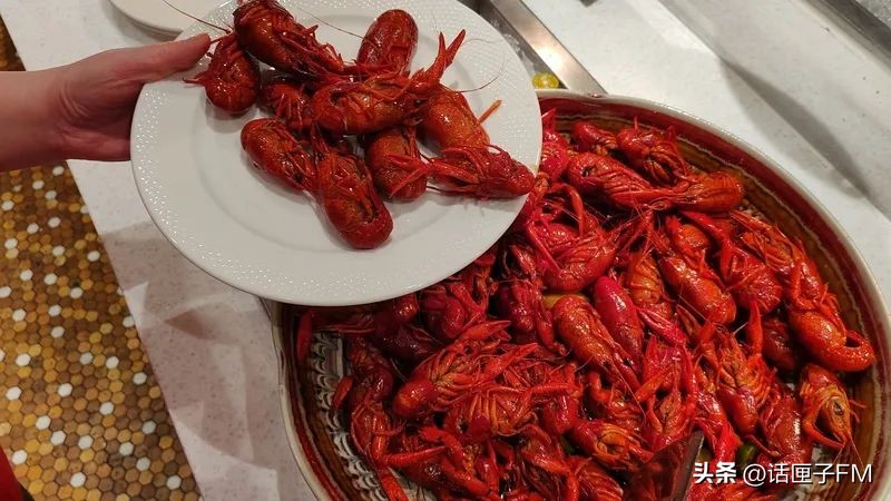 又到了“吃虾季”，有人畅吃三公斤，有人却吃出“病危通知”，到底咋回事？