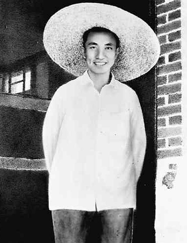 74年*国锋华**衣着朴素参加家长会，工人家长问其贵姓，答：中华的华