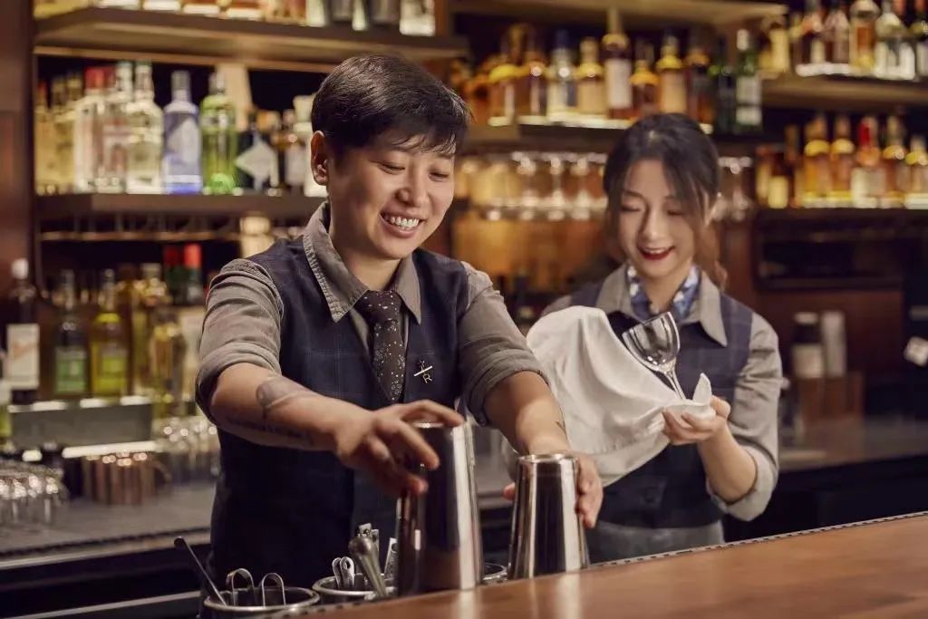 调酒师培训去哪里学零基础完整版,初级调酒师报名官网