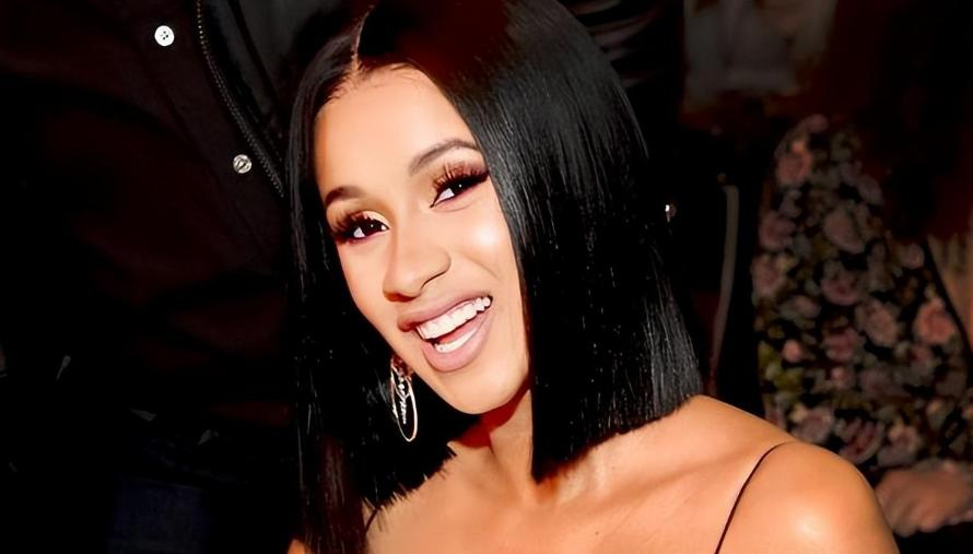 美国女星CardiB惹争议！演唱会上不穿*裤内**，与歌迷互动秀卫生棉条