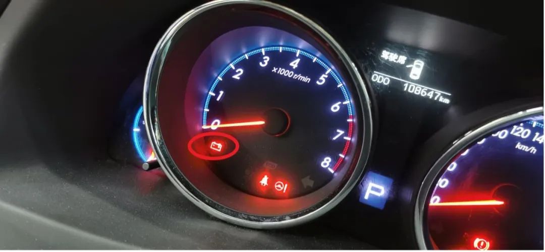 行驶中故障灯亮是怎么回事,行驶中故障灯亮了车顿挫