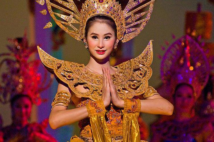 泰国人妖晚年有多惨？从灯红酒绿到素食清斋，背后原因尽是心酸