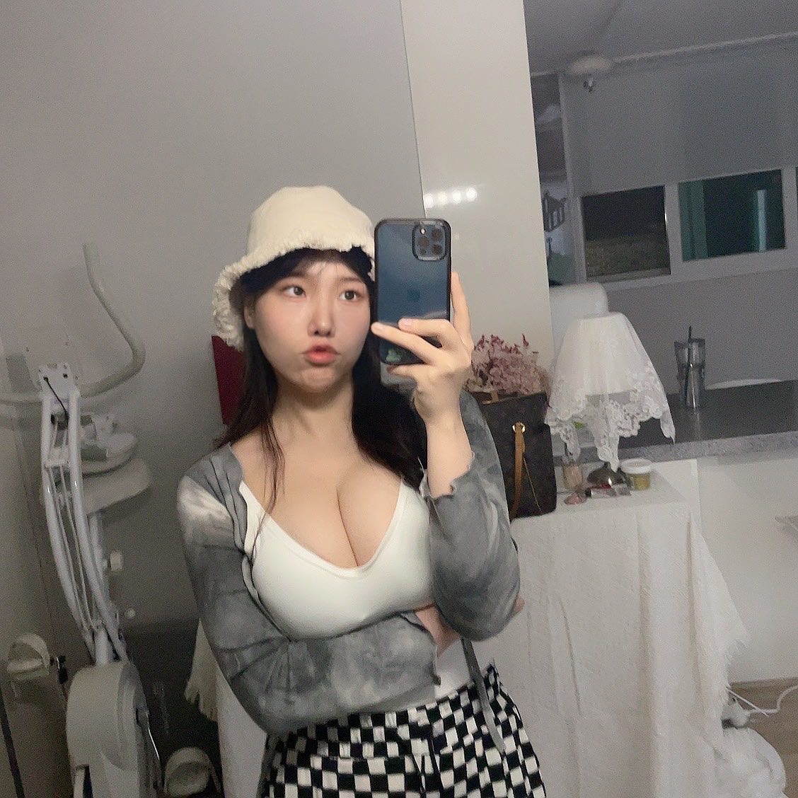 引人注目的好身材！网红Babypink身前的车头灯照亮黑夜的路人们