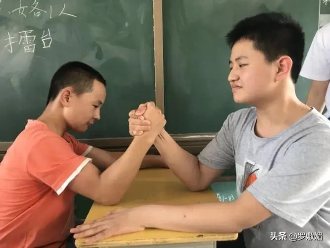 高中生掰手腕粉碎性骨折,高中生掰手腕骨折医疗费谁承担