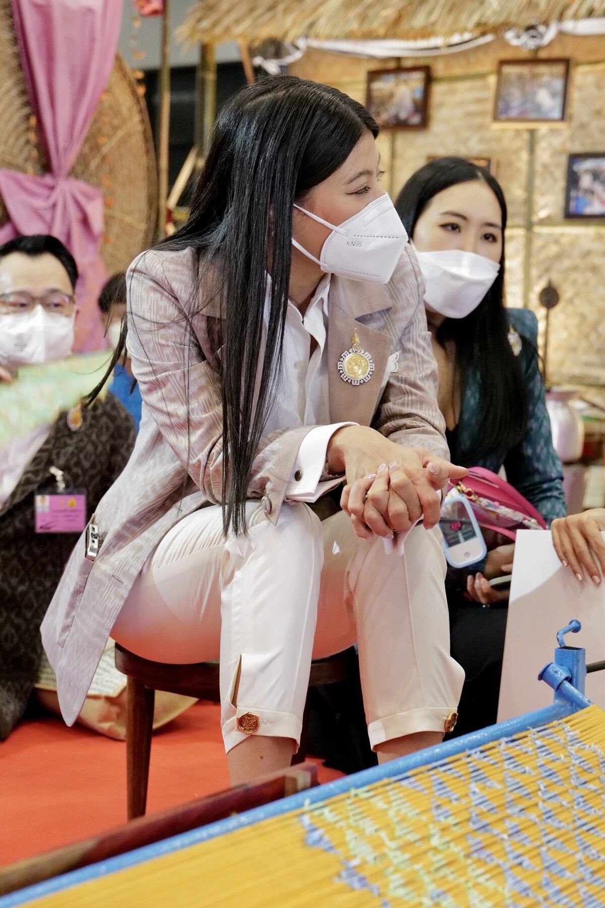 泰国神兽公主身材好辣！白衬衫裹身掩不住丰胸，可惜35岁仍是单身