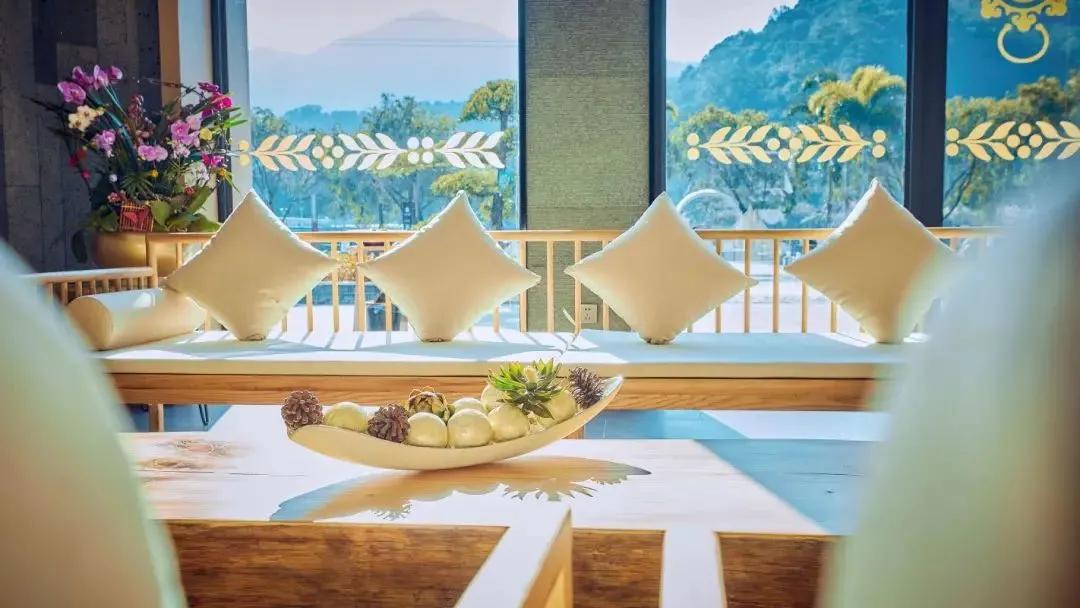 晚上睡进42㎡水墨中国风客房，枕着北纬23°的日月星入梦