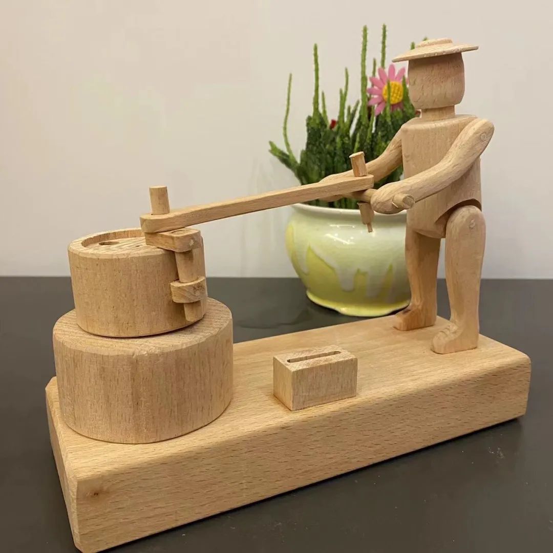 年轻小伙摆摊开店卖什么更挣钱,小伙开店推出免费单人煎饼