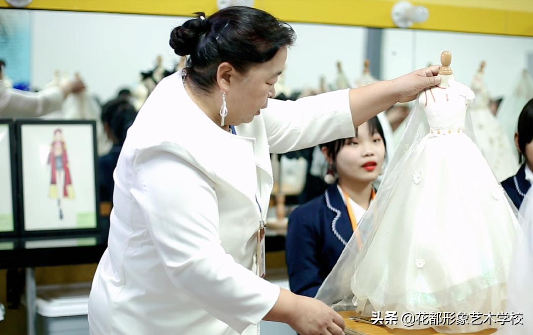 初中女生最吃香的十大技校专业,大专女生最吃香的十大专科专业
