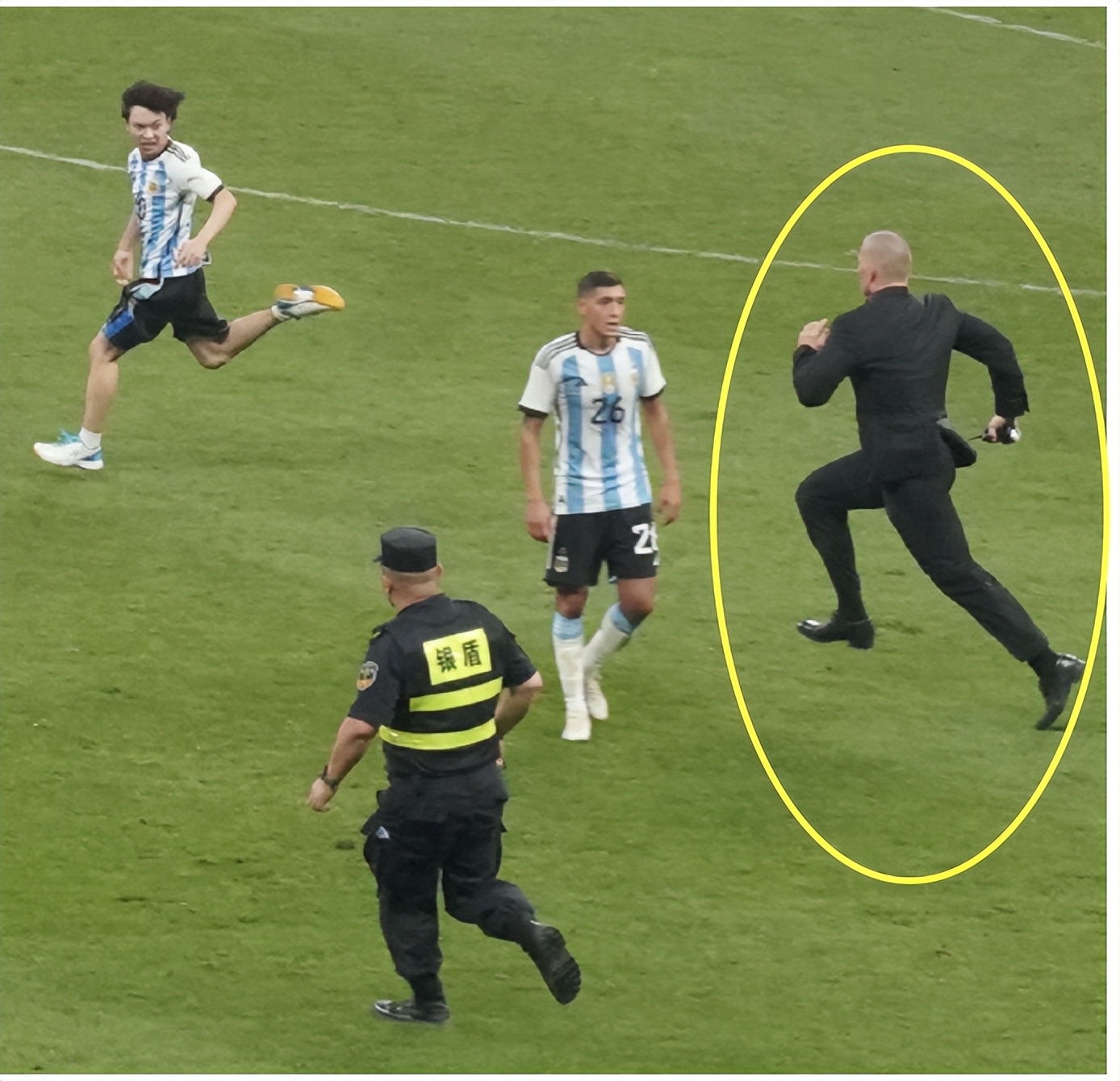 球迷冲进球场拥抱梅西跑了多少米,球迷冲进场内拥抱梅西全过程