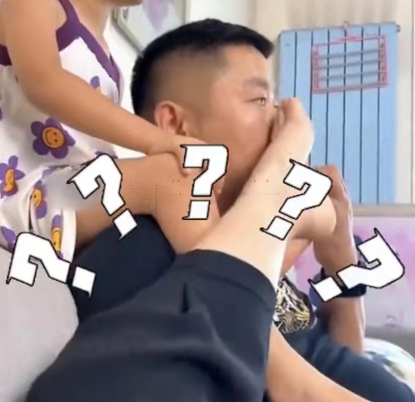 夫妻交换脚游戏，男子表情大写惊艳