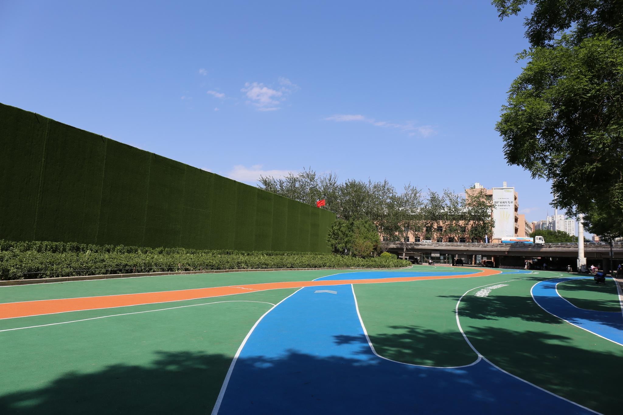 【炫耀蓝体育】塑胶跑道厂家论暴走鞋和塑胶跑道的关系