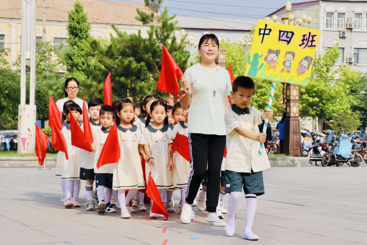 幼儿园亲子运动会主题大手牵小手,小手拉大手运动会