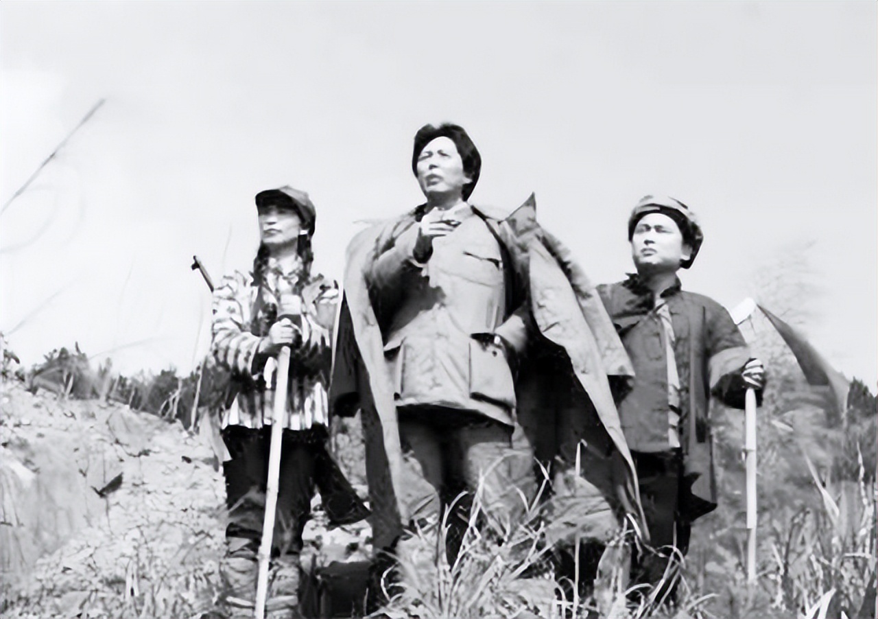 1936年，邓华缴获五箱白金龙烟，只给主席一支，毛主席：财不外露