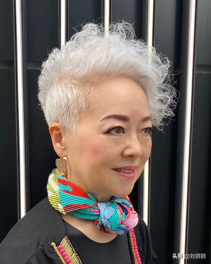 满头白发老年女性齐耳短发烫发,60岁妈妈白发短发最新发型