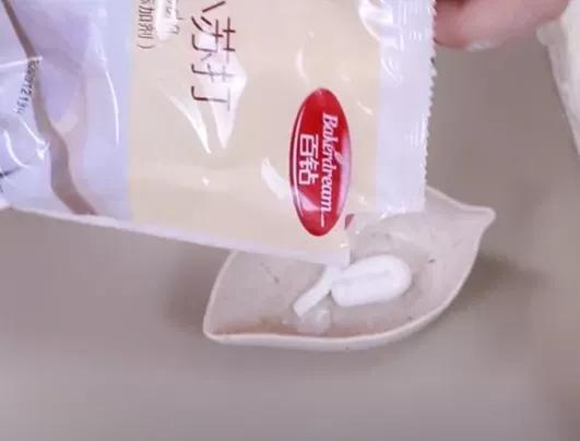 白色的鞋边脏了别用水洗，一个简单妙招，多脏的鞋边都能白净如新