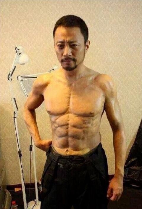 盘点有哪些明星在舞台上露过腹肌,假腹肌假翘臀