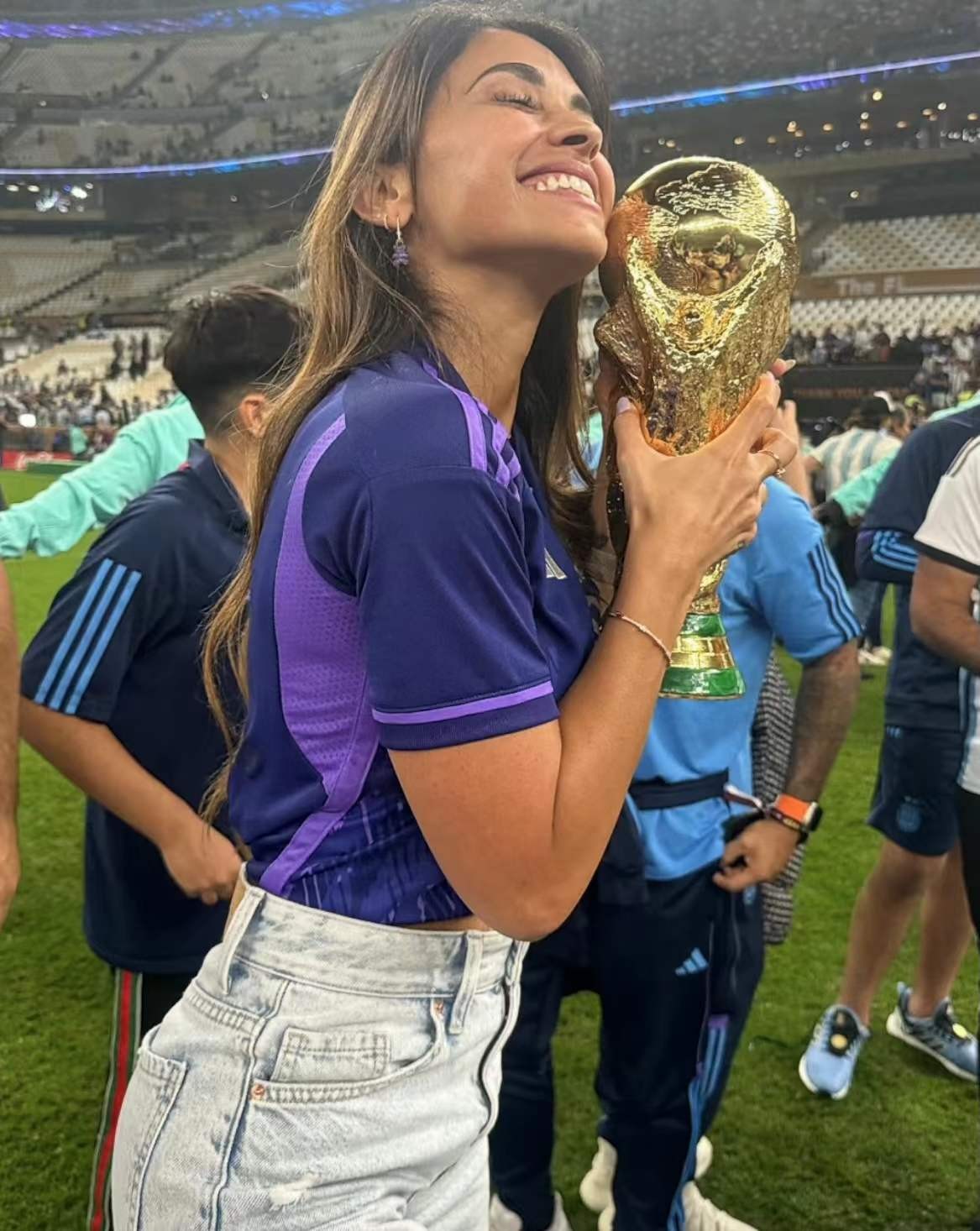 梅西世界杯夺冠亲吻安东内拉,梅西夺冠亲吻妻子