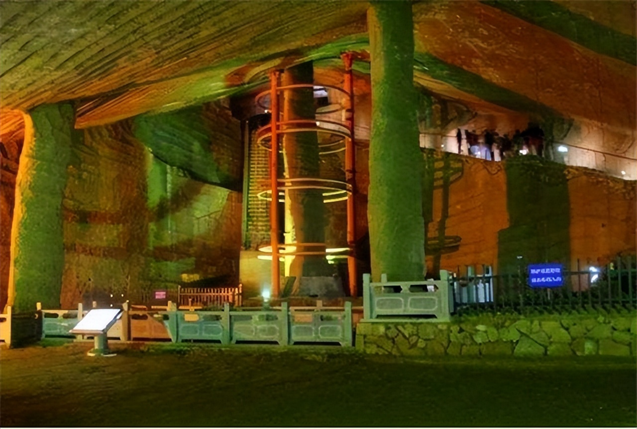 浙江水塘抽干发现宫殿,水潭被村民抽干后惊现千年宫殿