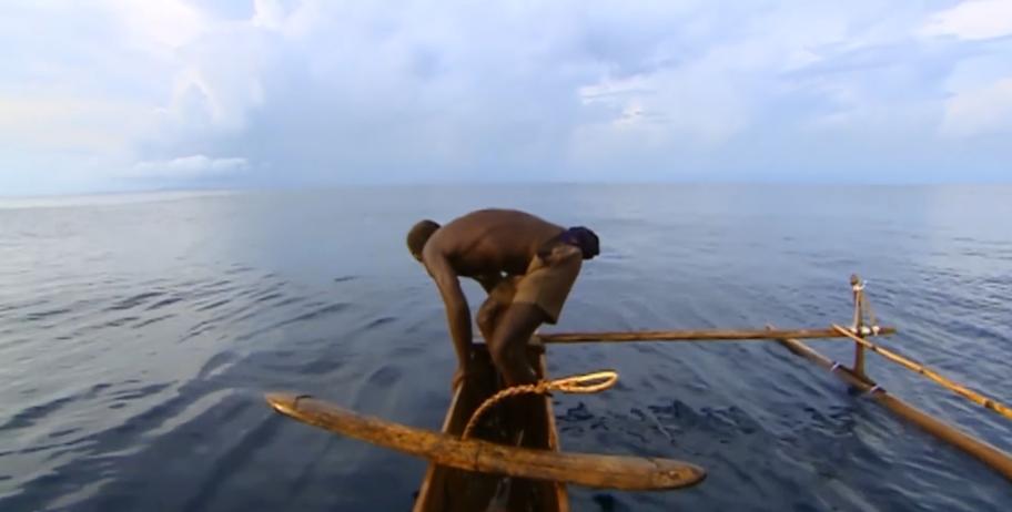 古老部落徒手捕鲨鱼,土著人原始部落捕猎鲨鱼