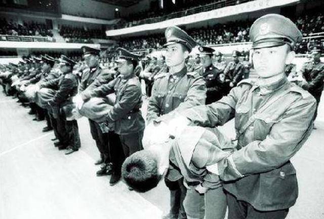 1993年，*安泰**黑社会密谋成立中华民族救国会，敢与警察枪战对决