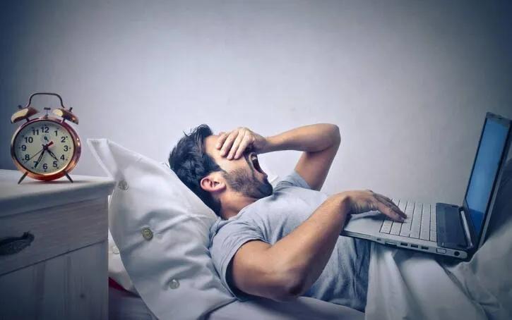 睡觉时感觉头疼是怎么回事,睡觉睡得头疼什么原因