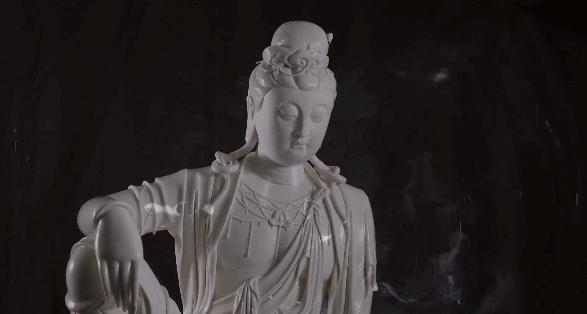 “最美中国白”拍出1633万天价，背后的神秘男人火了