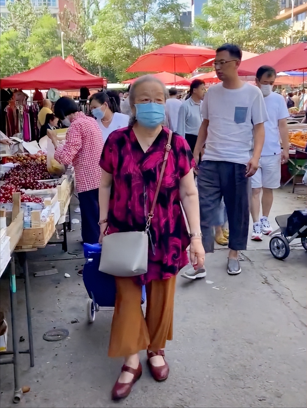 李明启先生现在状况,86岁李明启推小推车卖菜