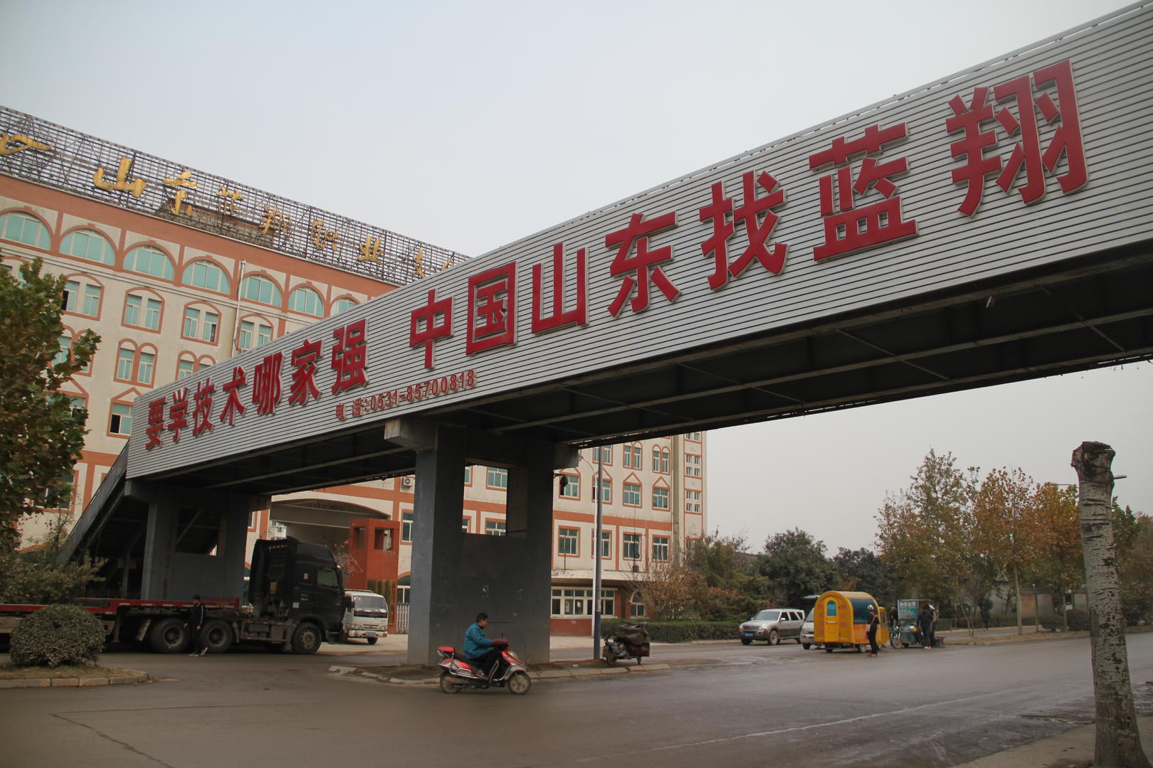 朱民:高校毕业生就业率低于大专中专高中。我认为低于是正常现象