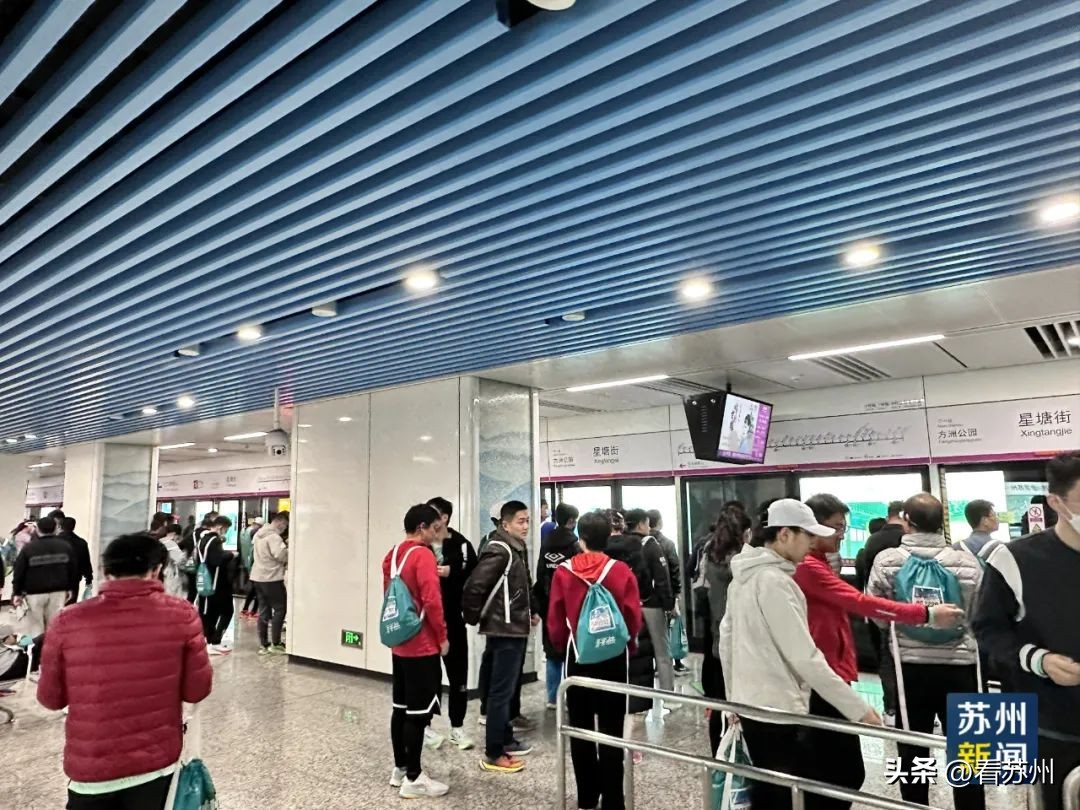 今日苏州马拉松新闻,苏州金鸡湖马拉松鸣枪开跑