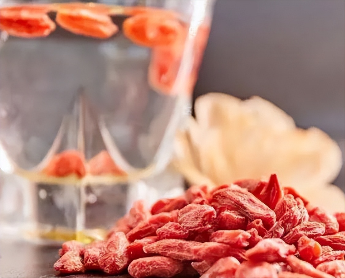 男人喝枸杞水能降血糖吗,长期用枸杞泡水喝是养肾还是伤肾